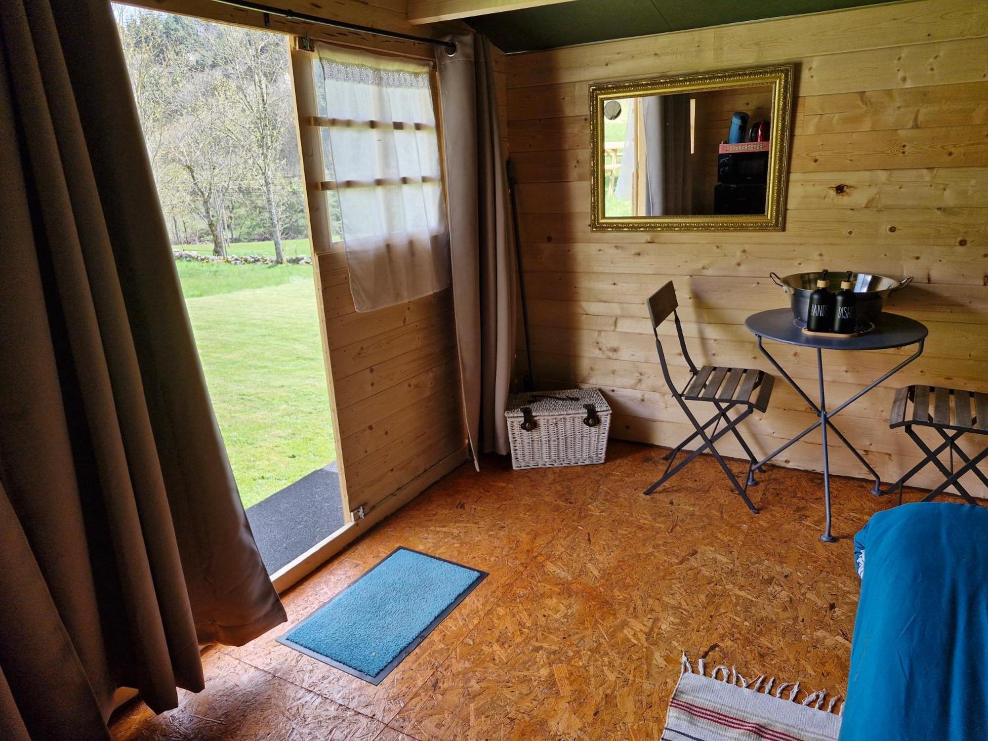 La Cabane Des Lucioles Saint-Julien-Boutieres Rum bild